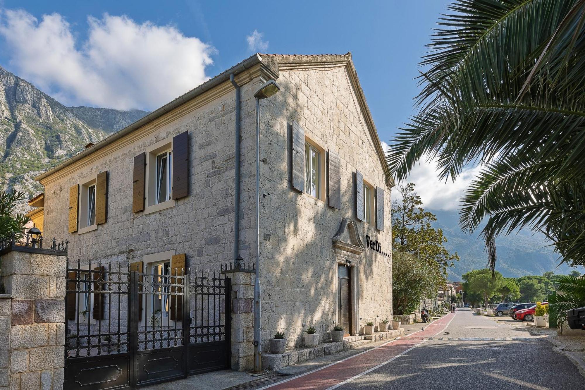 Verdi Kotor Bagian luar foto