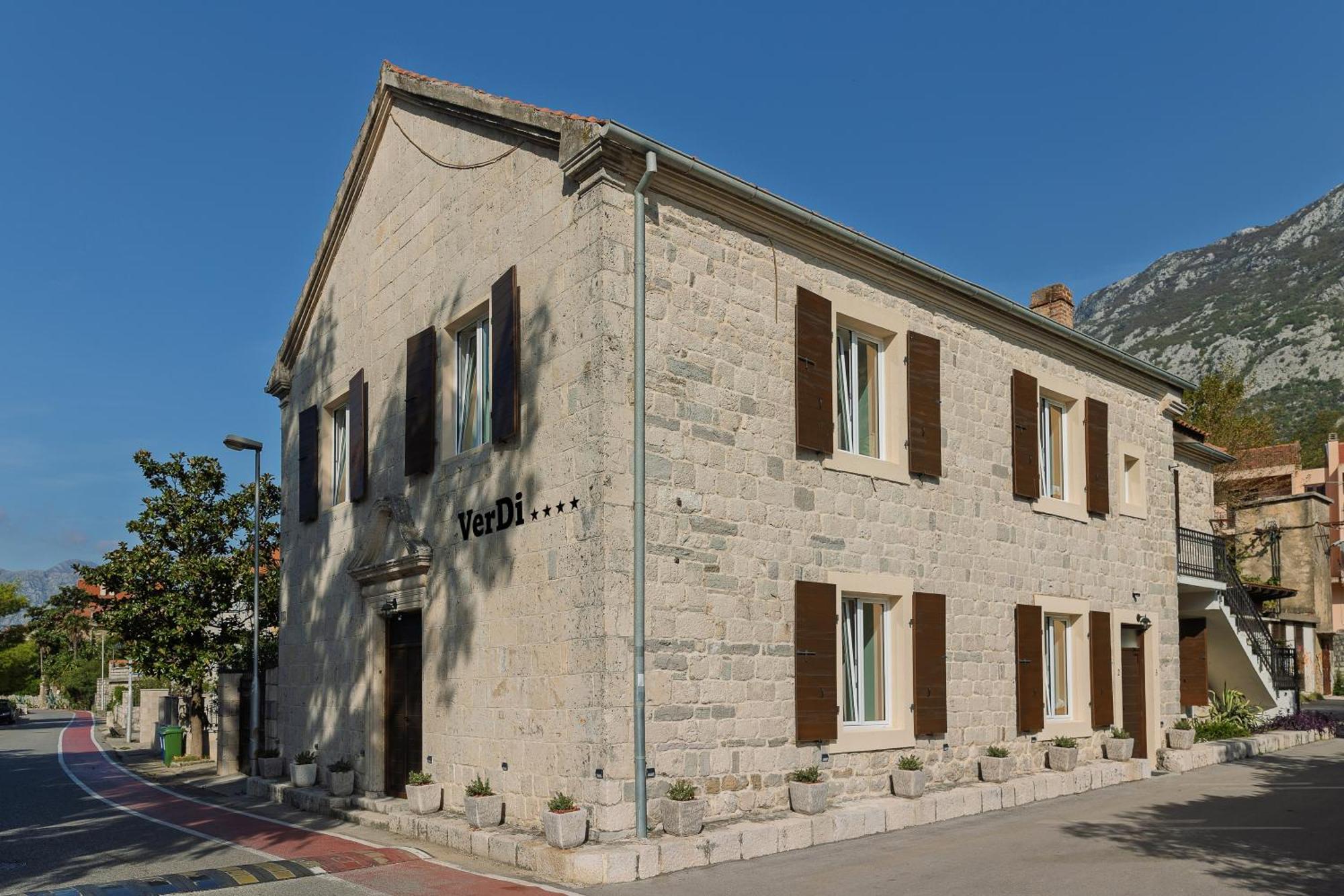Verdi Kotor Bagian luar foto