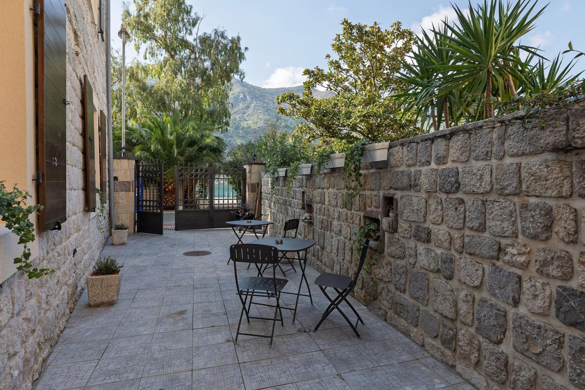 Verdi Kotor Bagian luar foto
