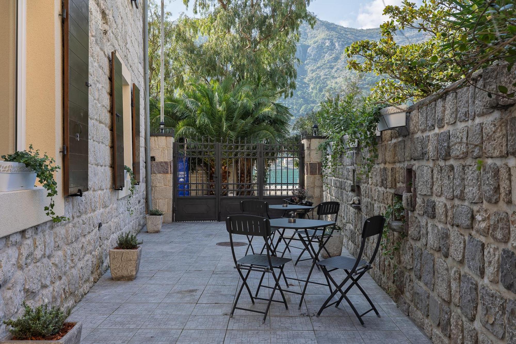 Verdi Kotor Bagian luar foto
