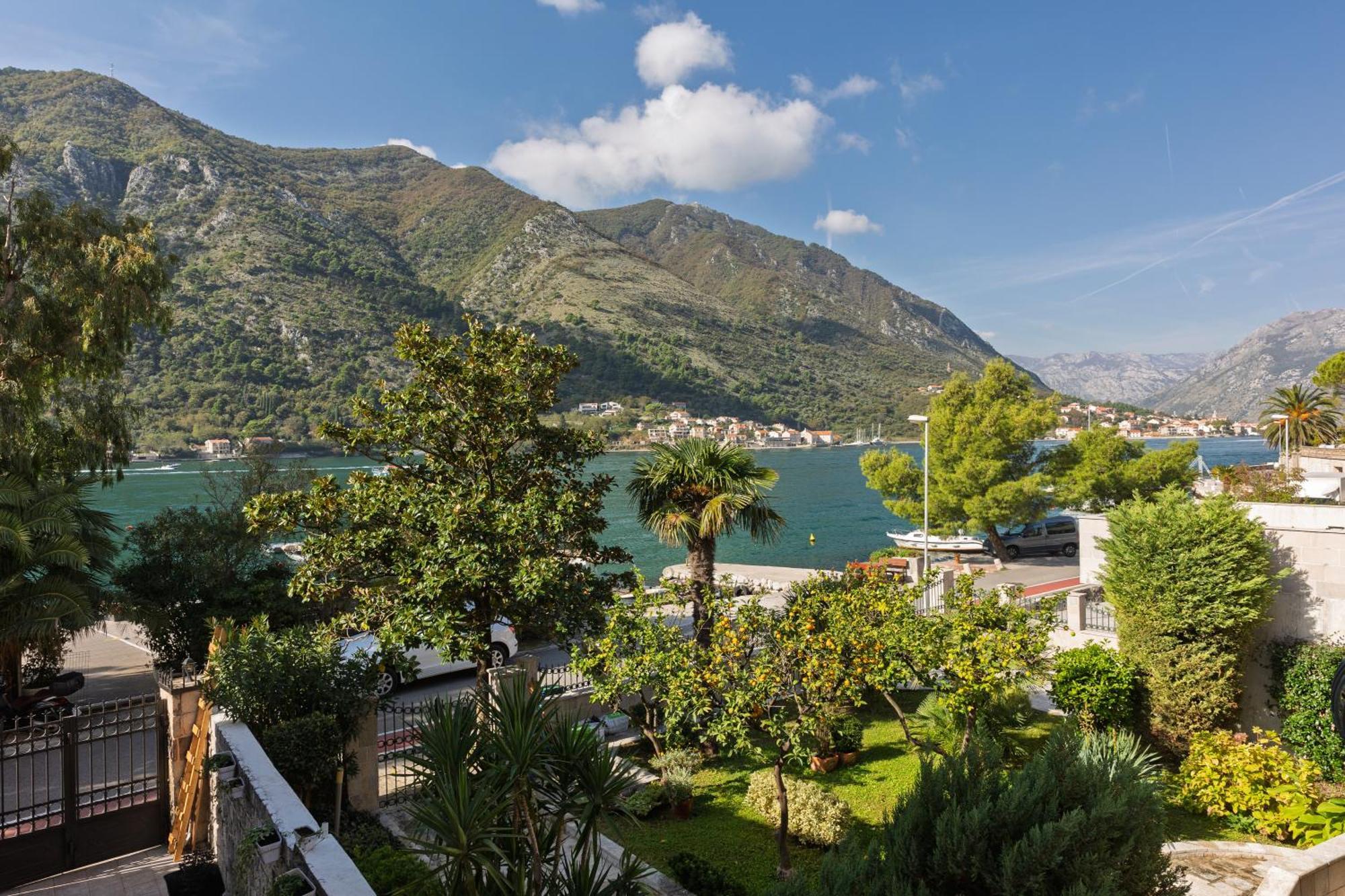 Verdi Kotor Bagian luar foto